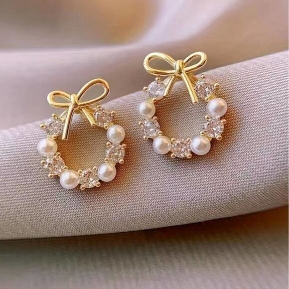 Crystal and pearl gold tone Christmas wreath earrings, new - Picture 1 of 3